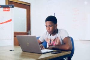  homme regardant l'ordinateur au bureau