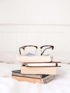  lunettes reposant sur une pile de livres