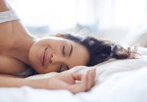 Photo d'une jolie jeune femme se détendant sur son lit le matin à la maison